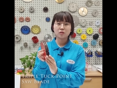 Introduction de la lame de scie à triple encoche