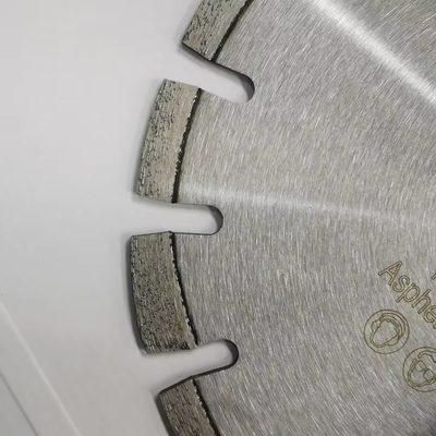 épaisseur en blanc concrète tenue dans la main de la lame de coupe de cannelure de 300mm 2.0mm