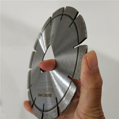Le béton de diamant de coupe de Soff de 10 pouces scie des lames avec le trou intérieur de triangle